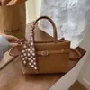 Bolsa Quadrada Pequena de Seda com Textura de Alto Padrão, Moda de Nicho, para Mulheres, Novo Estilo Outono/Inverno 2025, Bolsa Transversal Simples Retro