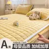 2026 Nuevo Otoño/Invierno Calidez Engrosada Clase A Leche Polar Estampado Acolchado Falda de Cama Juego de Tres Piezas para Hogar Dormitorio Polar