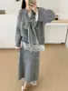 Nueva Colección Otoño/Invierno 2026: Suéter de punto con cuello en V y lazo de encaje patchwork + Conjunto de dos piezas de falda de punto de cintura alta para mujer