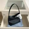 Novo estilo coreano retrô, bolsa de ombro tecida em couro PU macio, de nicho, para mulheres, moderna e sofisticada, adequada para o trajeto diário, pode ser carregada na mão ou usada sob o braço