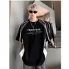 Camiseta de Manga Curta para Homem Verão 2026 Moda Americana High Street Marca Estilo Motociclista Patchwork Listrado Solta Gola Redonda Top de Manga Meia