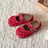 Sapatos de couro para meninas 2026 primavera e outono novos moda infantil mocassins de bolinhas sapatos únicos vermelhos tipo princesa Birkenstock