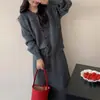 Jaqueta Suéter Macia e Cericosa para Mulheres no Outono e Inverno Novo Estilo Casual Peça Externa Cardigan Tricotado Preguiçoso Saia Meia Conjunto de Duas Peças