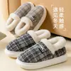 Chinelos de algodão com sola grossa para homens, com calcanhar coberto e forro de pelúcia, tamanho aumentado, novo estilo coreano 2026, sapatos de algodão antiderrapantes para uso interno, para casais, para homens