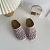 Chinelos Fechados Multicor da Moda para Meninas 2026 Nova Coleção Primavera Crianças Retro Planos Vazados para Exterior Fechados