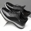 Sapatos Casuais de Couro com Solado Macio para Homens 2026 Novo Estilo Coreano Sapatos Masculinos Confortáveis e Respiráveis com Cadarço Estilo Britânico Sapatos Pretos Simples