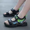 Sandálias Infantis 2026 Verão Novo Estilo Crianças Médias e Grandes Abertas na Ponta Solado Macio Leve Velcro Amortecedor de Ar Casual Sapatos de Praia Modernos