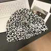 Gorro holgado estilo americano con estampado de leopardo para mujer, Nuevo modelo Primavera/Verano 2025, Gorro personalizado para uso diario para circunferencia de cabeza grande, Gorro tipo turbante elegante