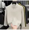 Zizi: Un vestido sudadera elegante y cómodo, con una silueta relajada y fluida, caída suave y un cuello tipo polo.. Este vestido de manga larga para mujer está hecho con materiales sostenibles y presenta una técnica de teñido única.