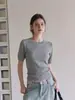 Top de punto simple estilo coreano, color gris, de seda helada, manga corta para mujer, nuevo modelo de principios de otoño, entallado en la cintura, adelgazante, adecuado para usar en capas, top de manga media