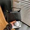 Bolsa de ombro moderna e estilosa, uma bolsa de mão quadrada pequena chique para mulheres, nova coleção de verão 2026, bolsa tote simples e fashion