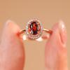 Anillo de celebridad de internet en vivo con incrustaciones de anillo de granate imitación natural color rojo paloma de 7x9 mm para mujer, chapado en oro rosa