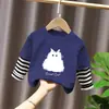 Top de estilo patchwork de dos piezas falsas, moderno y a la moda, para niñas, camiseta de manga larga a rayas de algodón puro con dibujos animados