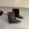 Primeiro Encontro Jifa Botas Curtas Pointed Toe Francesas Couro Fivela Botas Calça Femininas 2026 Outono/Inverno Novas Salto Grosso Botas de Combate Feriado Oeste