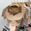 Camiseta de Manga Curta Listrada em Preto e Branco Design Feminino Senso de Design Nicho Verão Novo Cor de Contraste Gola Polo Top Curto Camiseta Tendência