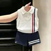 Roupas infantis coreanas 2026 verão novo estilo gola polo branca colete de malha fina conjunto de shorts azul marinho infantil
