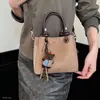 Colección Otoño 2026: Nuevo Bolso de Mano, Bolso de Hombro y Bolso Cruzado de Gamuza con Encanto Sencillo, Diseño de Rábano, Moderno, Lujoso y Lindo Estilo de Dibujos Animados