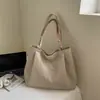 Bolsa de mano con estampado floral estilo bosque y correas anchas, un diseño fresco y artístico que complementa cualquier atuendo, perfecta para mujeres jóvenes con estilo y para el uso diario.