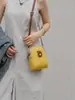 Bolsa Popular de Couro Genuíno para Celular Feminina 2024 Nova Bolsa Transversal de Couro Macio Bolsa Feminina Versátil de Ombro Único Mini Bolsa Pequena de Couro de Vaca