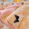 Novedad 2025 Estilo Pequeño Fresco Agradable a la Piel y Cómodo Set de Cuatro Piezas Estampado de Piel de Conejo para Hogar Dormitorio Cama Sábanas de Cama y Funda de Edredón Set de Tres Piezas