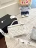 Bolso Caja de Piel de Oveja con Patrón de Diamantes Etiqueta Dorada Clásica, Bolso de Hombro Cruzado Versátil y de Moda, Bolso de Mano para Mujer con un Estilo Maduro y Elegante