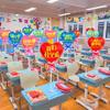 Começamos a escola, mesa de sala de aula, balões flutuantes, atmosfera de atividade do festival de jardim de infância, cena, fantasia e arranjo
