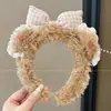 Diadema divertida estilo coreano de dibujos animados para mujer, con diseño de peluche, perfecta para usar al aplicar mascarillas faciales o lavarse la cara, y también adecuada para crear un peinado de coleta alta.