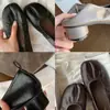 Zapatos tipo mocasín para mujer estilo ballet, de tacón grueso, color uva, modelo de mamá, slip-on, con división en la punta (tabi), y volantes elásticos