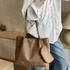 Bolsa Tote Grande Capacidade para Viagens Transfronteiriças e Uso Casual para Mulheres, Novo Estilo Versátil, Bolsa de Ombro Simples e Estilosa para Mulheres