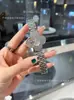 Soporte de Envío Directo Trébol de Cuatro Hojas Completo de Diamantes Nicho Lujo Ligero Tendencia de Moda Correa de Acero Reloj de Cuarzo para Mujer Reloj Deichka