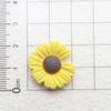 Lindos pequeños girasoles frescos de tamaño grande y mediano, accesorios de joyería de resina, adornos para coche, adornos para coche, material de bricolaje al por mayor