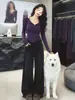 Camiseta roxa fina e bonita de manga comprida para mulheres, adequada para usar por cima ou como camada base, um top pequeno para primavera e outono
