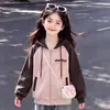 Elegante conjunto de dos piezas para niñas inspirado en el streetwear americano, que incluye una chaqueta con capucha y cremallera de bloques de color y pantalones vaqueros, perfecto para primavera y otoño.