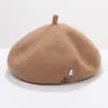 Boina de Lana para Mujer de Otoño e Invierno Bordado de Dibujos Animados Dulce y Linda Gorra de Pintor Gorro de Calabaza Literario Venta al por Mayor