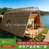 Casa de madeira com telhado de palha curva e moderna, pousada em área cênica à beira do lago, acampamento, cabana pré-fabricada para férias, acomodação móvel para turismo cultural