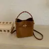 Bolso de Mano Pequeño para Mujer 2026 Otoño/Invierno Nuevo Estilo para el Trabajo Retro Nicho Versátil Casual Bolso Cruzado de Hombro Único Tipo Cubo