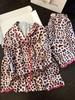 Pijama Rosa Estilo Francés de Lujo Ligero con Estampado de Leopardo de Seda de Hielo para Mujer, Nuevo Conjunto de Ropa de Casa de Manga Larga y Pantalón Largo para Primavera y Otoño, Adecuado para Usar al Aire Libre
