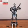 Arte de Hierro Estilo Europeo Serie Guerrero Metálico Portalápices Sosteniendo Varios Instrumentos Musicales Decoración Creativa para el Hogar Manualidades Hecho de Hierro