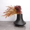 Modelo de sala de estar moderna y sencilla, mesa de centro, escritorio, florero, decoraciones, patrón de madera negra, adornos florales, adornos de resina