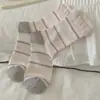 Calcetines hasta la pantorrilla de color blanco lechoso con lazo estilo niña para mujer, calcetines apilados de color claro y suave a rayas con volantes y perlas de cereza