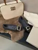 Sapatos slip-on clássicos quadrados com fivela de estilo coreano, salto grosso e forro de fleece para mulheres, perfeitos para outono e inverno, oferecendo um visual elegante e estiloso de sapatilha para o uso diário.