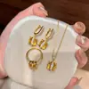 Colar com Pingente de Cubo de Açúcar Dourado com Deus da Riqueza Amarelo, Brincos com Pedra Cintilante e Anel de Bala de Açúcar Amarela para Mulheres
