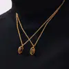 Colar com pingente de design retrô francês simples e personalizado estilo Maillard com pedra olho de tigre incrustada, aço titânio banhado a ouro