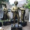 Escultura de figura de cobre fundido Watt Escultura FRP Figura de cobre forjado Great Man Campus Outdoor Ornaments Spot Sales