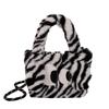 Nova bolsa felpuda de outono e inverno 2023 bolsa de maquiagem portátil fofa bolsa quadrada pequena de ombro transversal imitação de pelo de coelho Rex estampa de leopardo