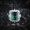 Diseño de Joyería de Alta Gama Anillo Imitación Esmeralda Diamante Corte Princesa Incrustado Diamante Verde Abierto Circonita Geométrico Lujo Ligero