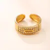 Anel de Aço Inoxidável Mais Vendido no Exterior, Anel Fundido Estilo Correia com Diamantes, Fashion e com Sensação de Alto Padrão, Joia de Aço Titânio Banhada a Ouro 18K