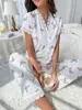 Ropa de estar por casa versátil de venta cruzada europea y americana para mujer con estampado de cerezas, bordado soluble en agua, ribete de encaje, manga corta y pantalones largos que se pueden usar fuera