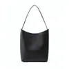 Bolso de mano para mujer de cuero genuino transfronterizo, piel de vaca de capa superior, bolso de hombro minimalista y elegante, bolso tote tipo cubo de gamuza nuevo estilo