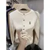 Cardigan de Tricô com Ponto Trançado, Gola Redonda, Manga Longa, Bordado de Nicho da Moda para Mulheres, Nova Peça Versátil, Emagrecedora e Tendência para Este Outono